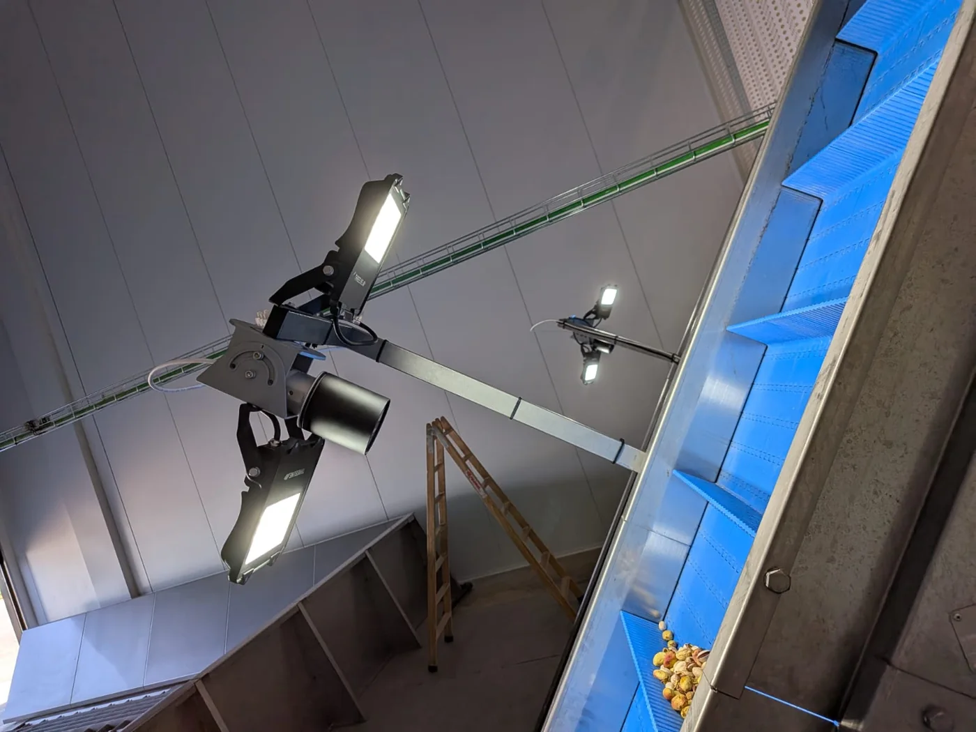 Telecamera e illuminazione sopra un nastro trasportatore
